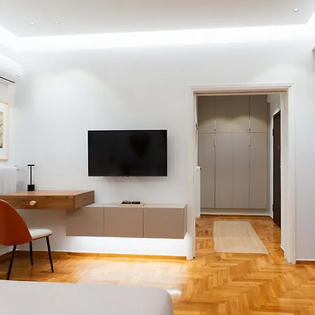 Phaedrus Living Kolonaki Maple Daire